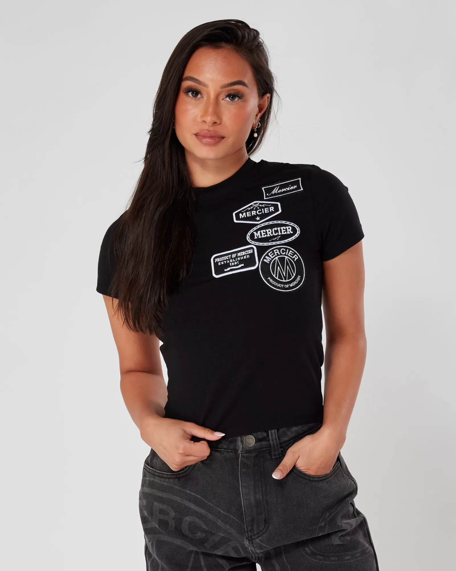 Damen-tops>Mercier Schwarzes, tailliertes T-Shirt mit Mono-Badge für Damen