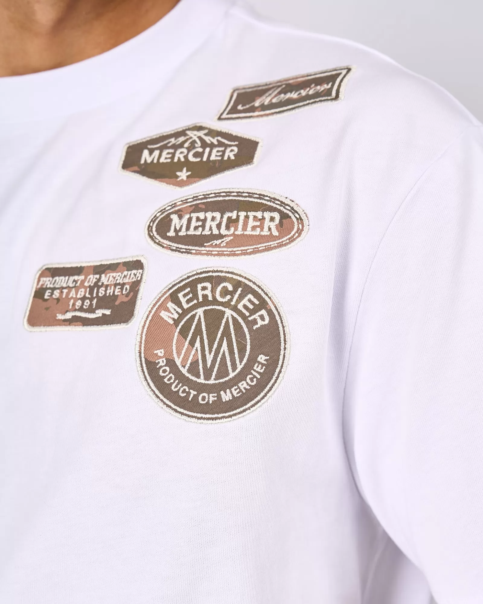 T-shirts>Mercier Weiße Camo und Abzeichen Tsirt